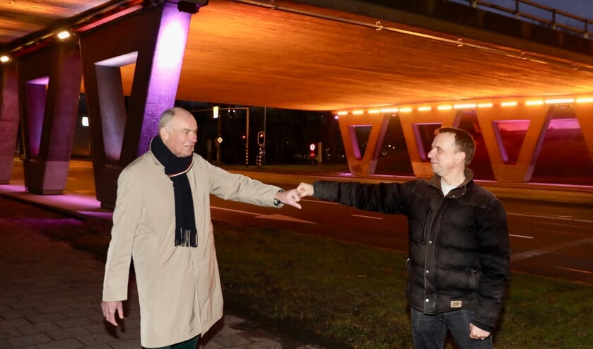 Jos de Mooij en de installateur bij de 'toegangspoort' tot het TU-gebied (Foto: Koos Bommelé)