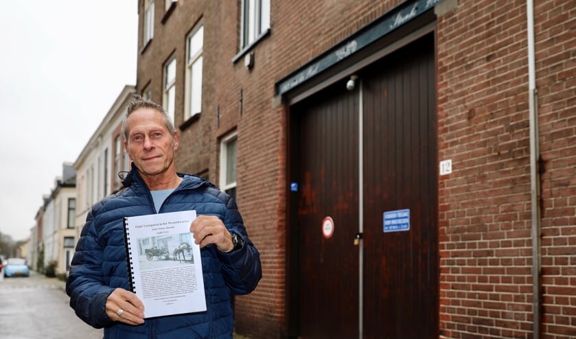<p>Hans Steenks met zijn boek voor het oude pakhuis van zijn grootvader. (Foto: Koos Bommelé)</p>