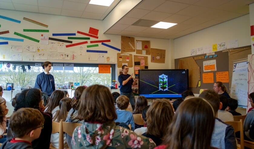 <p>Student Bastiaan geeft ook zelf uitleg bij de lespakketten. Foto: VSV 'Leonardo da Vinci' </p>