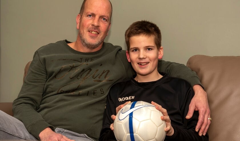 Edwin Dukker, thuis op de bank met zoon Ryan, waarvan hij hoopt dat hij zijn opvolger wordt. (foto: Roel van Dorsten)