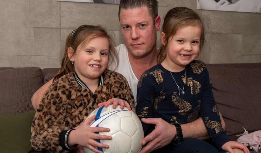 <p>Patrick van Pelt, hier met dochters Demy en Jayda, wil nog wel een jaartje tegen een balletje trappen. (foto: Roel van Dorsten)</p>