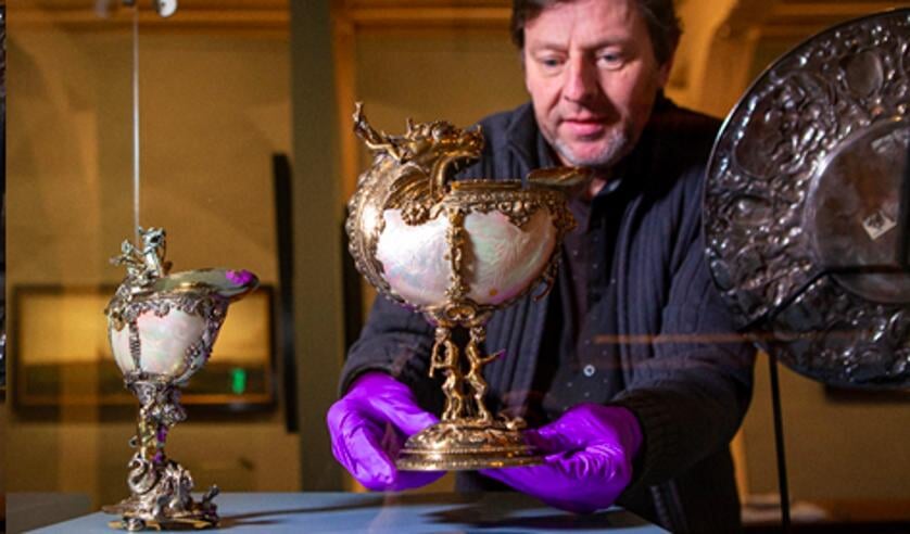 Nautilusbeker met zingende faunen (1592) wordt geplaatst in de vitrine (Foto: Marco Zwinkels)