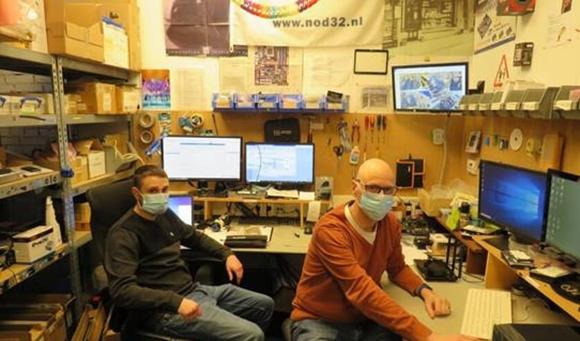 <p>Erik van Schelven (r), samen met zijn collega Rick Bosch (l) het vertrouwde gezicht van Computershop Delft </p>