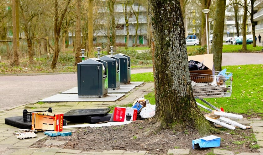 <p>Volgens woningcorporaties is de kans groot dat het stopzetten van de gratis ophaalservice leidt tot verloedering rond de wooncomplexen (Foto: Koos Bommelé)</p>