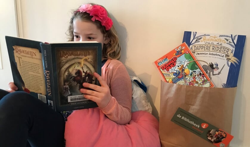 <p>Roos leest een boek van de boekenservice van de bibliotheek</p>