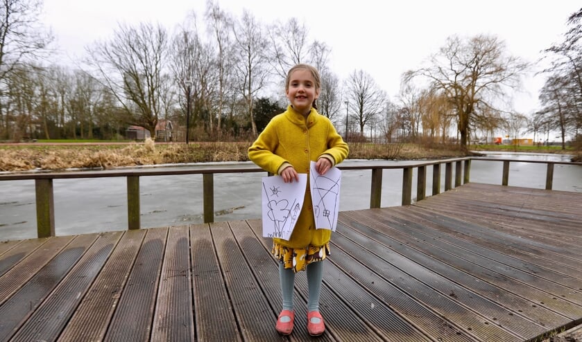 <p>Ook de 5-jarige dochter van Ilse Vergeer, Carina, zet een vink door groen en een kruis door woningen in Pasgeld. "Zo snappen ze het misschien wel bij de gemeente." (Foto: Koos Bommelé)</p>