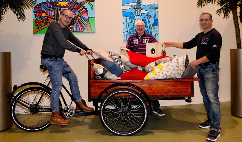 <p>Paul Rovers (l) ontvangt de Doorkijker van Kees Janssen en Khaled Noor bij Ipse de Bruggen (Foto: Koos Bommelé)</p>