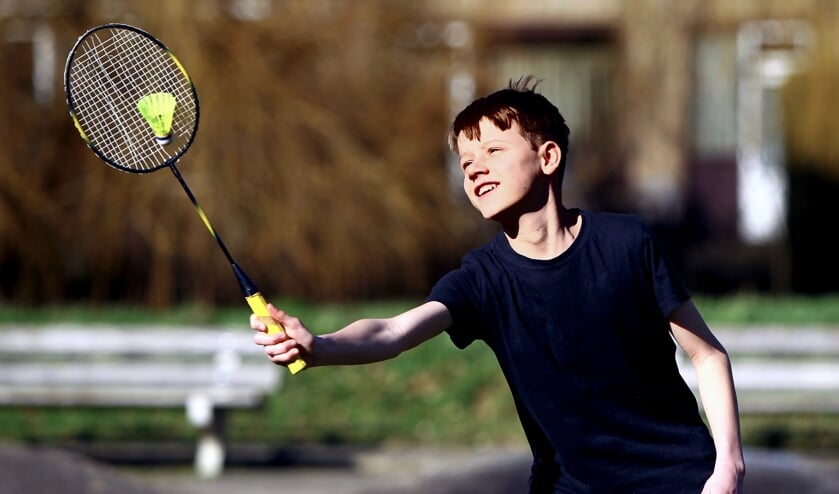 <p>Thijs hoopt snel weer de zaal in te mogen om te badmintonnen (Foto: Koos Bommelé)</p>