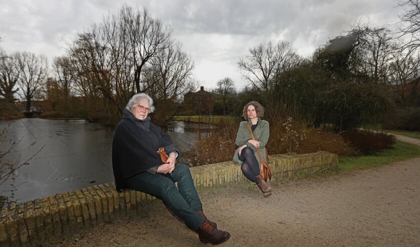 <p>Martine en Kasia starten een initiatief om het Wilhelminapark op te knappen (Foto: Koos Bommelé) </p>