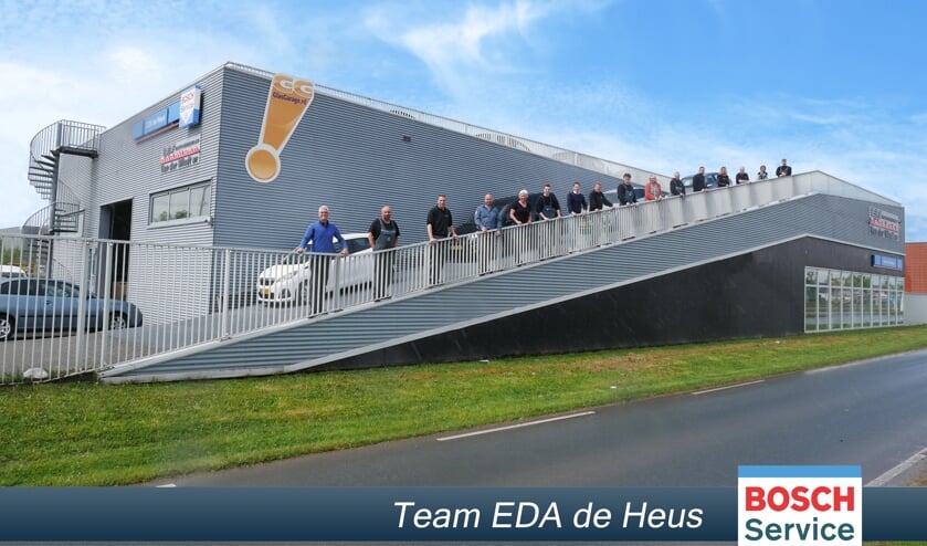 <p>Het team van EDA de Heus bij het nieuwe pand aan de Harnaschdreef 9<br>in Den Hoorn.</p>
