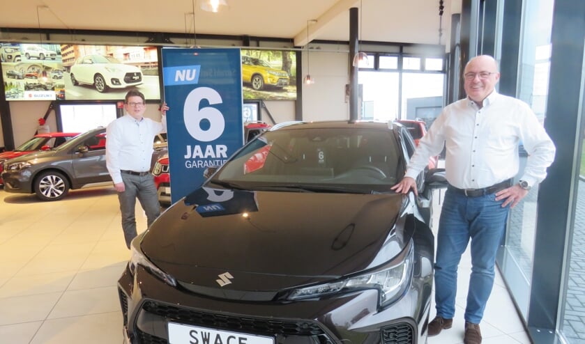 Verkoopadviseurs Wouter de Vos en Jos de Graaf bij de nieuwe Suzuki Swace