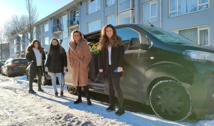 <p>Felicity, Perspektief-woonbegeleider Jamie, Monique en Roxanne met de bus vol spullen</p>