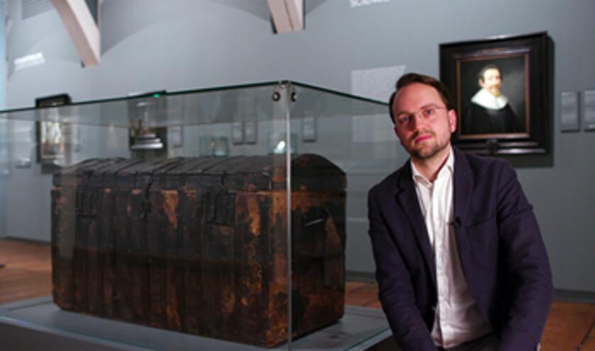 <p>Conservator David de Haan tijdens de opnames van de korte film over Hugo de Groot (Foto: Ivo Hoekstra)</p>