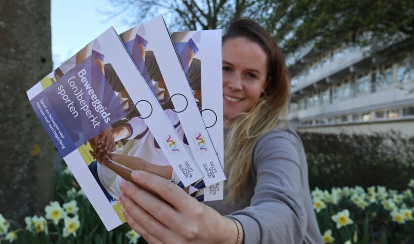 <p>Ivy met de derde editie van de beweeggids</p>