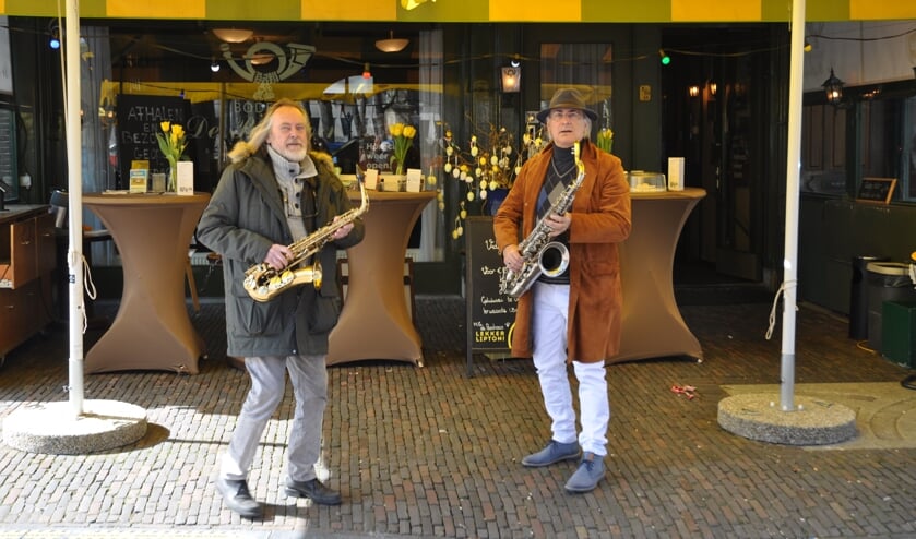 <p>Peter de Ronde, oud-gitarist bij The Golden Earrings en journalist Martin Reitsma blazen het eerbetoon nieuw leven in. (Foto: Els de Wit)</p>