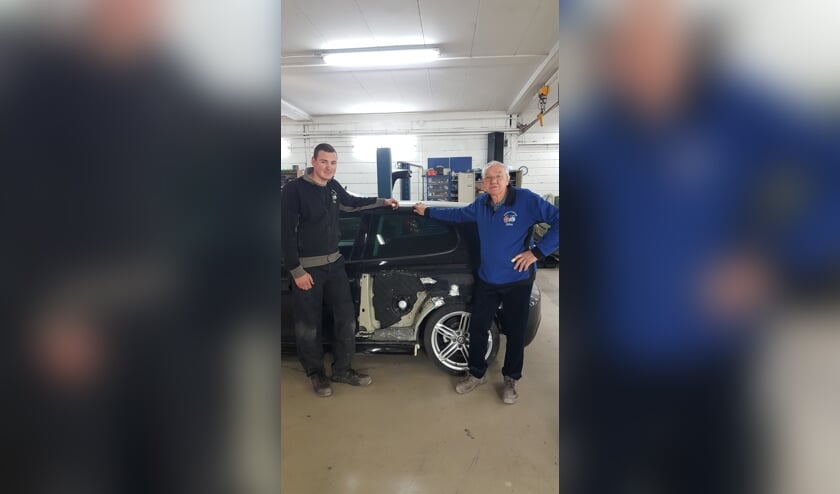 <p>Kleinzoon Nick en opa John van Bouman Autoschade.</p>