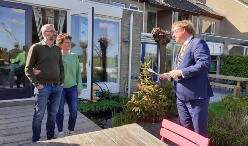 Peter van Adrichem en zijn echtgenote met burgemeester Rodenburg