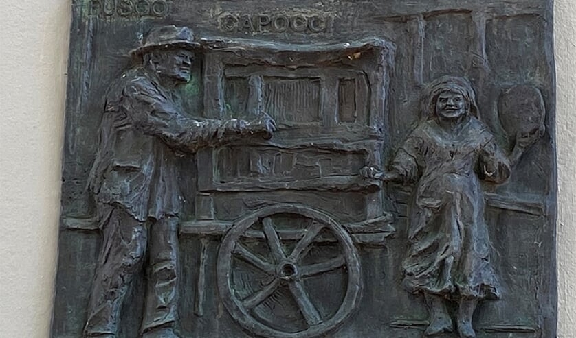 <p>Plaquette van het orgeldraaiersechtpaar Fusco-Capocci op de Boterbrug.</p>