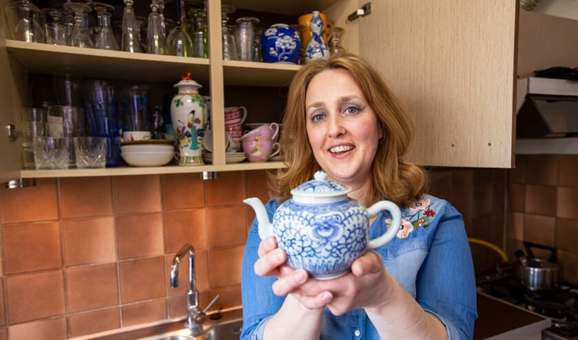 Conservator Suzanne Klüver van Museum Prinsenhof Delft met een porseleinen theepot uit haar eigen keukenkastje (Foto: Marco Zwinkels)