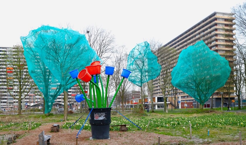 <p>De bomen die gekapt zullen worden op de locatie zijn reeds ingepakt om te voorkomen dat vogels er een broednest in maken (Foto: Koos Bommelé)</p>