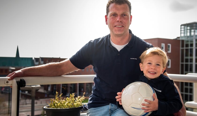 Mark van der Kaaij, op de foto met zoon Luuk, wil wel hardlopen: 'Maar dan achter een bal, gelukkig kan dat nog bij DHL.' (foto: Roel van Dorsten)