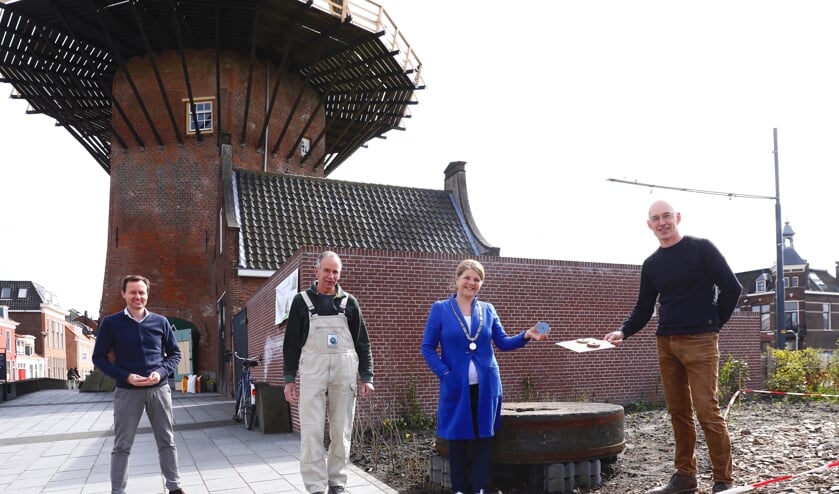 <p>v.l.n.r. Jelle Boonstra, Jan Spruit, burgemeester Van Bijsterveldt en <br>Gaston Badoux. (Foto: Koos Bommele) </p><p><br></p><p>Jelle Boonstra, Jan Spruit,</p>