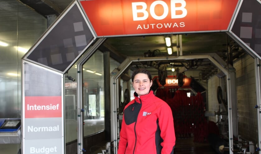 <p>Shenna heeft het prima naar haar zin bij BOB Autowas. (Foto: EvE) </p>