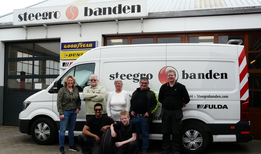 <p>Staand v.l.n.r.: Petra, Arie, Wil, Ed en Ariën Zittend v.l.n.r.: Shaam en Dyon (Foto: Esmee Groenewegen)</p>