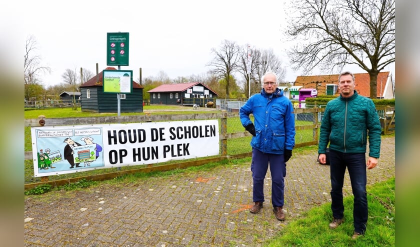 <p>Van links naar rechts: Geert van der Poelgeest, Voorzitter Natuurlijk Delfland en Paul Koopman voorzitter Stichting behoud kinderboerderij en kindertuin Tanthof (Foto: Koos Bommelé)</p>