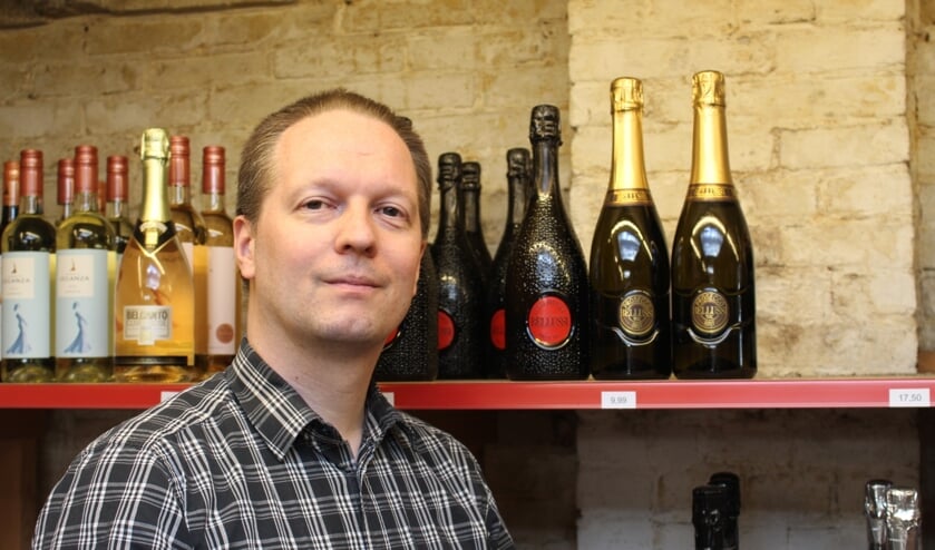 <p>Bart Kooiman van De Wijnstok vertelt graag over zijn producten, zoals de wijnen van Bellussi (Foto: EvE)</p>