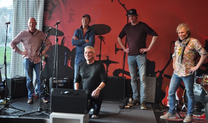 <p>Boy Mosterdijk, Polle Eduard, Stefan Flik en Rob Kramer. Zittend: Wim van Velzen (Foto: Martin Reitsma) </p>