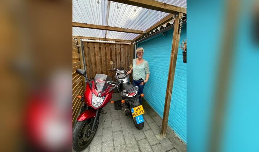 <p>Anita bij haar twee motoren. (Foto: PR) </p>