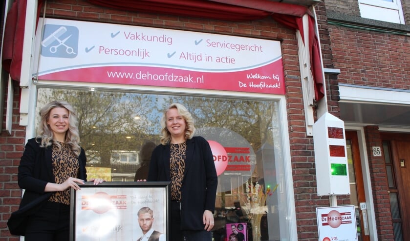 <p>Simone en Sylvia zijn echte kleurspecialisten bij De Hoofdzaak. (Foto: EvE) </p>