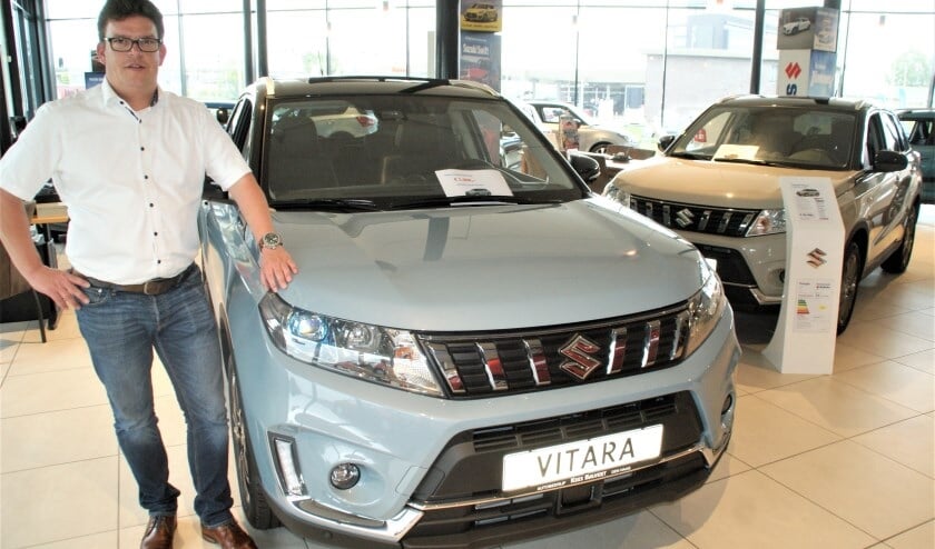 <p>Verkoopleider Wouter de Vos bij de Suzuki Vitara </p>