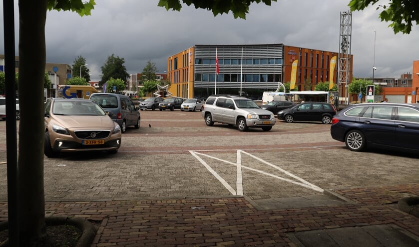 Achter de ramen van het gemeentehuis waren mensen te zien die bezig waren.