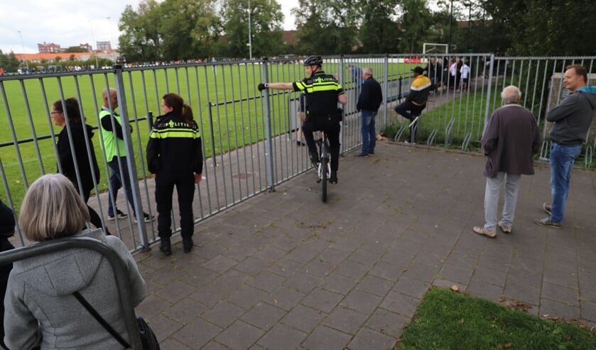 Geen plaatsje langs de lijn, maar achter het hek: niet iedereen kon naar binnen.