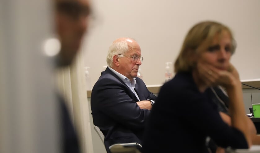 Zorgelijke gezichten tijdens het spoeddebat. Rechts Gezina Atzema, in het midden Martin Kraaijestein. (foto: Erik van Leeuwen)