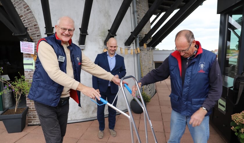 Rob Rosbergen en molenaar Gauke Weg met het cadeau van de gemeente. (foto en tekst: Erik van Leeuwen)