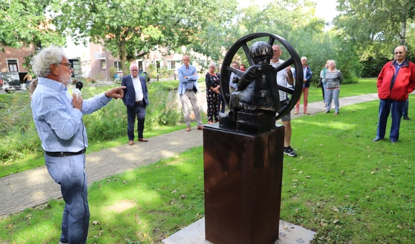Aad de Wit onthult zijn beeld 'De Touwslager'. (foto en tekst: Erik van Leeuwen)