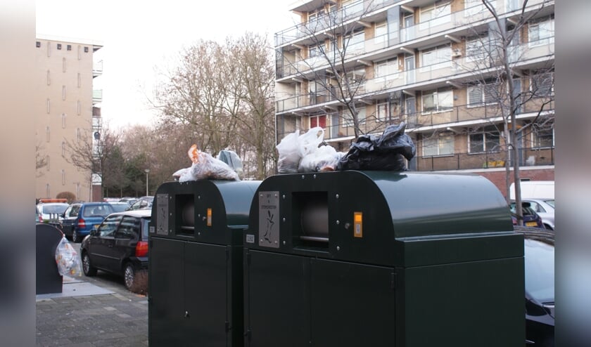 <p>Het gft-afval wordt uit frustratie soms bovenop de containers gelegd.</p>