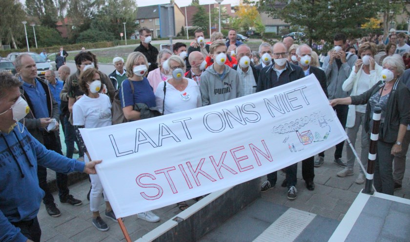 Eerder al werd de leus 'laat ons niet stukken' in Waddinxveen gescandeerd. (foto: archief HvH/tekst Nicole Lamers)