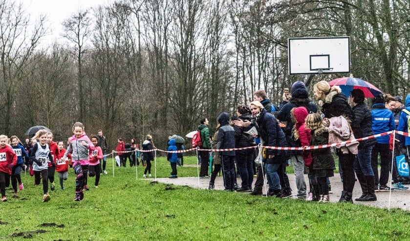 <p>De jeugd in actie tijdens de Gouweboscross van een eerder seizoen.</p>