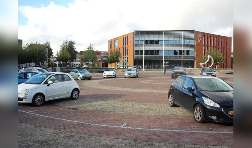 <p>Het plein voor het net opgeleverde stadhuis van Zuidplas ligt vol stenen.</p>