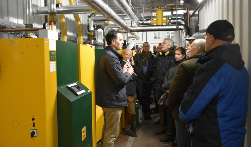 In maart werd uitleg gegeven over de biomassa-installatie bij zwembad De Sniep waardoor het zwembad van het gas af is. (foto:archief HvH)