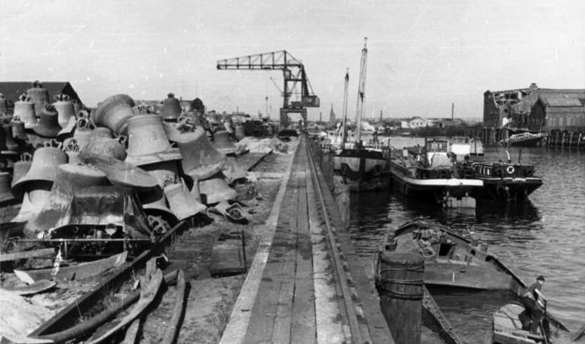 Kerkklokken uit bezet gebied kwamen terecht op het klokkenkerkhof van Hamburg. Foto uit 1947. (foto: Bundesarchiv Bild, Koblenz)