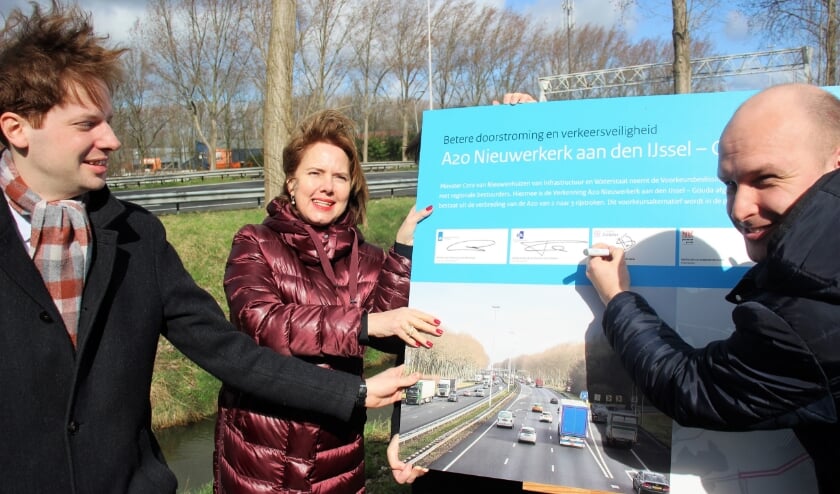 Ook minister Van Nieuwenhuizen ondertekende vorig jaar het bestuursakkoord.