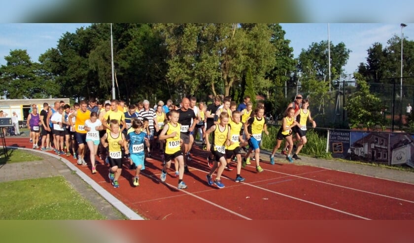 <p>Start van de Gouwebosloop op de atletiekbaan, in 2019.</p>