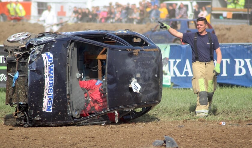 Een auto van de sloop halen en op Hemelvaartsdag meedoen aan de cross is er vanaf volgend jaar niet meer bij. (foto: archief HVH/Erik van Leeuwen)