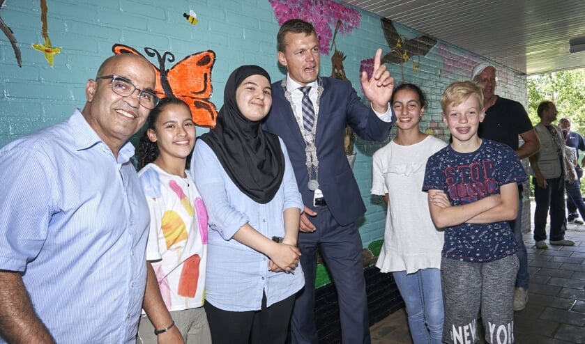 Burgemeester Evert Jan Nieuwenhuis prees de vrolijke schilderingen. (Foto:pr)