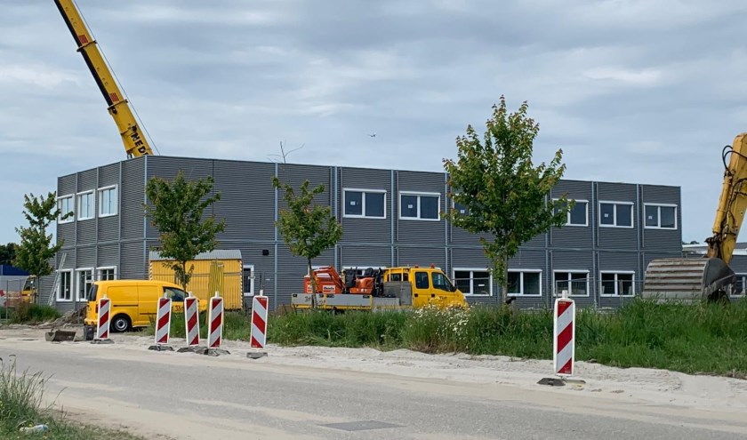 De tijdelijke school zal straks naast de permanente school blijven bestaan. De gemeente onderzoekt of verplaatsing van het noodgebouw mogelijk is.
